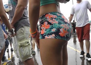 0056-raver-girl-booty-shorts-candid-creeping-brazilian-booty-fat-butt-public-rave-a-1012x675-min