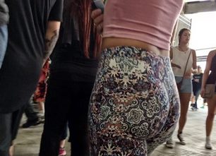 672-prev-Rock-Girl-candid-leggings-pattern-creepshot-video-hd-free-voyeur-ass-culo-booty-jiggle-hot-beautiful-girl-public-507x338