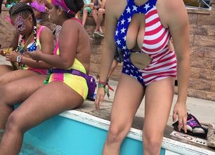 691-prev-boobs-big-tits-candid-creepshot-video-waterpark-bikini-blonde-triple-d-voyeur-507x338