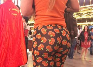 840-prev-halloween-booty-leggings-ass-leggings-ass-thin-leggings-blonde-girl-public-candid-voyeur-1012x675