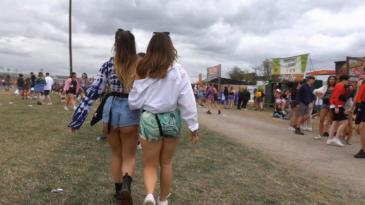 Two Sexys Teens in the Festival Big Booty Short